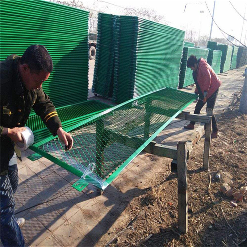 上海斜方孔高速公路護欄網圖片2