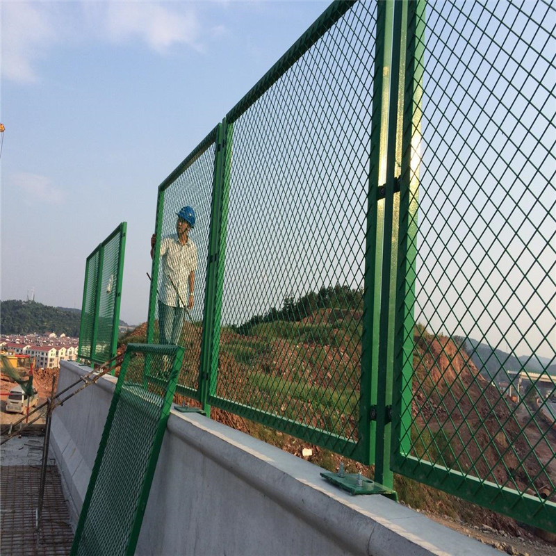 鋼板網(wǎng)護欄圖片2