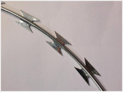 蛇腹型不銹鋼刀片刺網(wǎng)圖片1