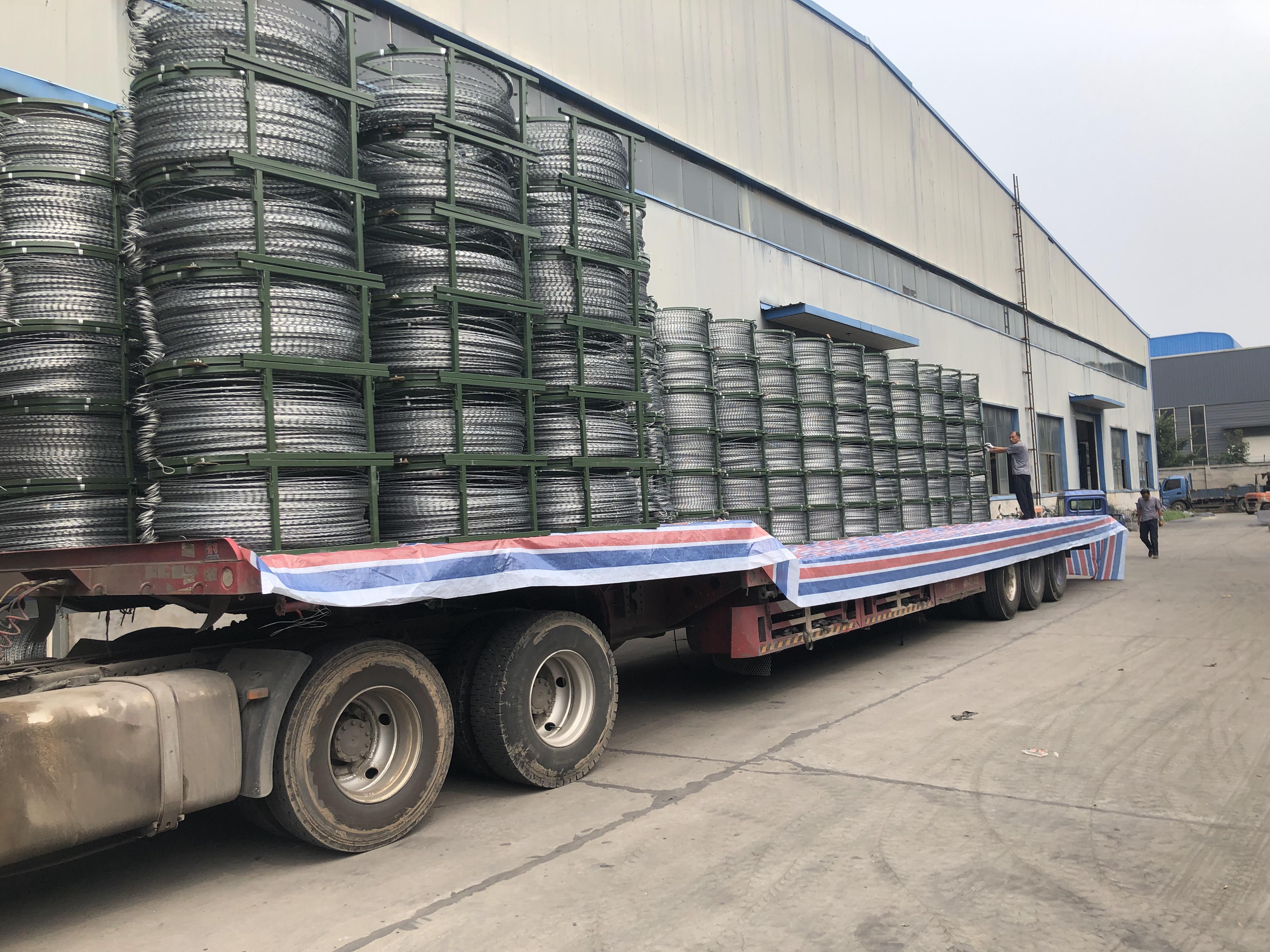 鐵路熱鍍鋅刺絲滾籠圖片3